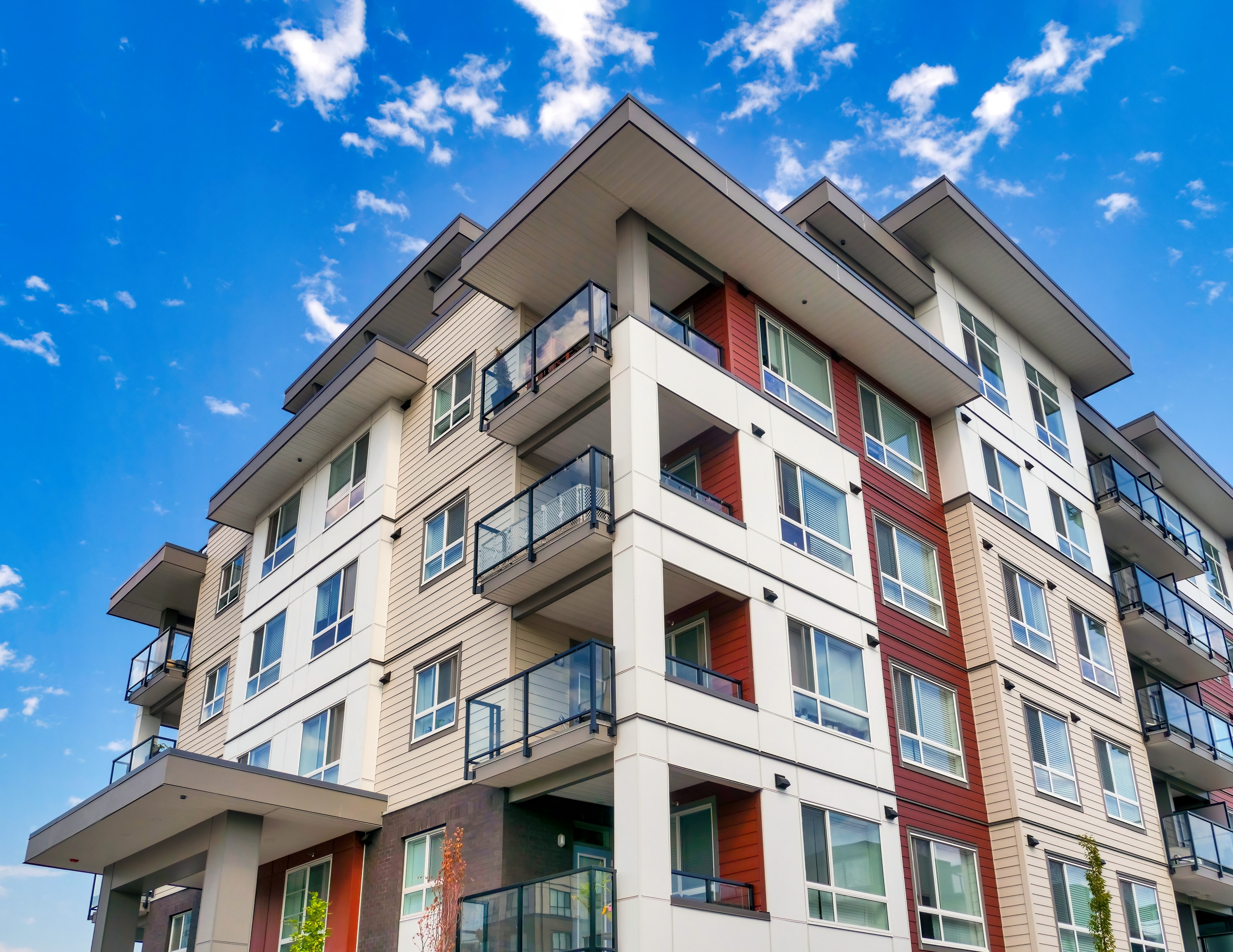 Immeuble résidentiel moderne avec revêtements mixtes